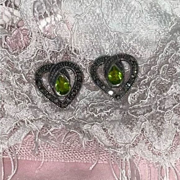 Elegant Heart-Shaped Sterling Silver and Peridot Earrings - Picture 1 of 6